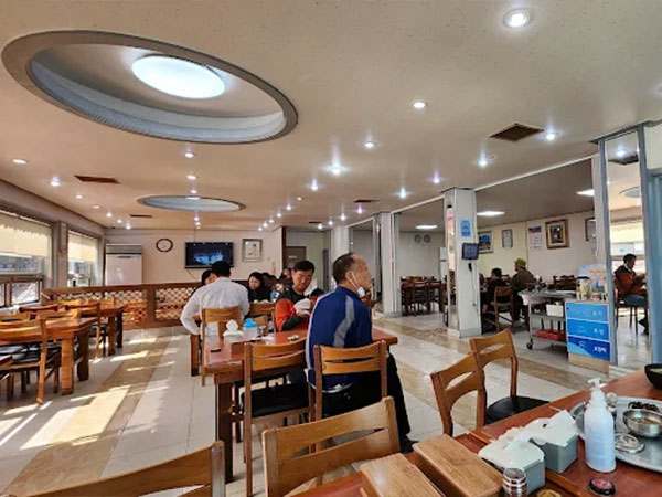 진주시 육거리곰탕 내부 인테리어