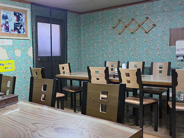 동해시 두꺼비국밥집 내부 인테리어