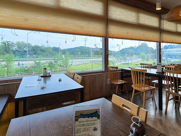 춘천시 시골막국수 내부 인테리어