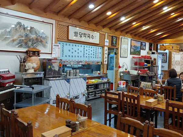 춘천시 별당막국수 내부 인테리어