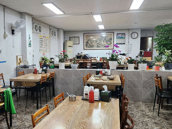 유성구 홍천식당 내부 인테리어