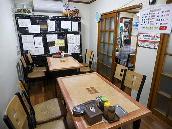 성북구 봉화묵집 내부 인테리어