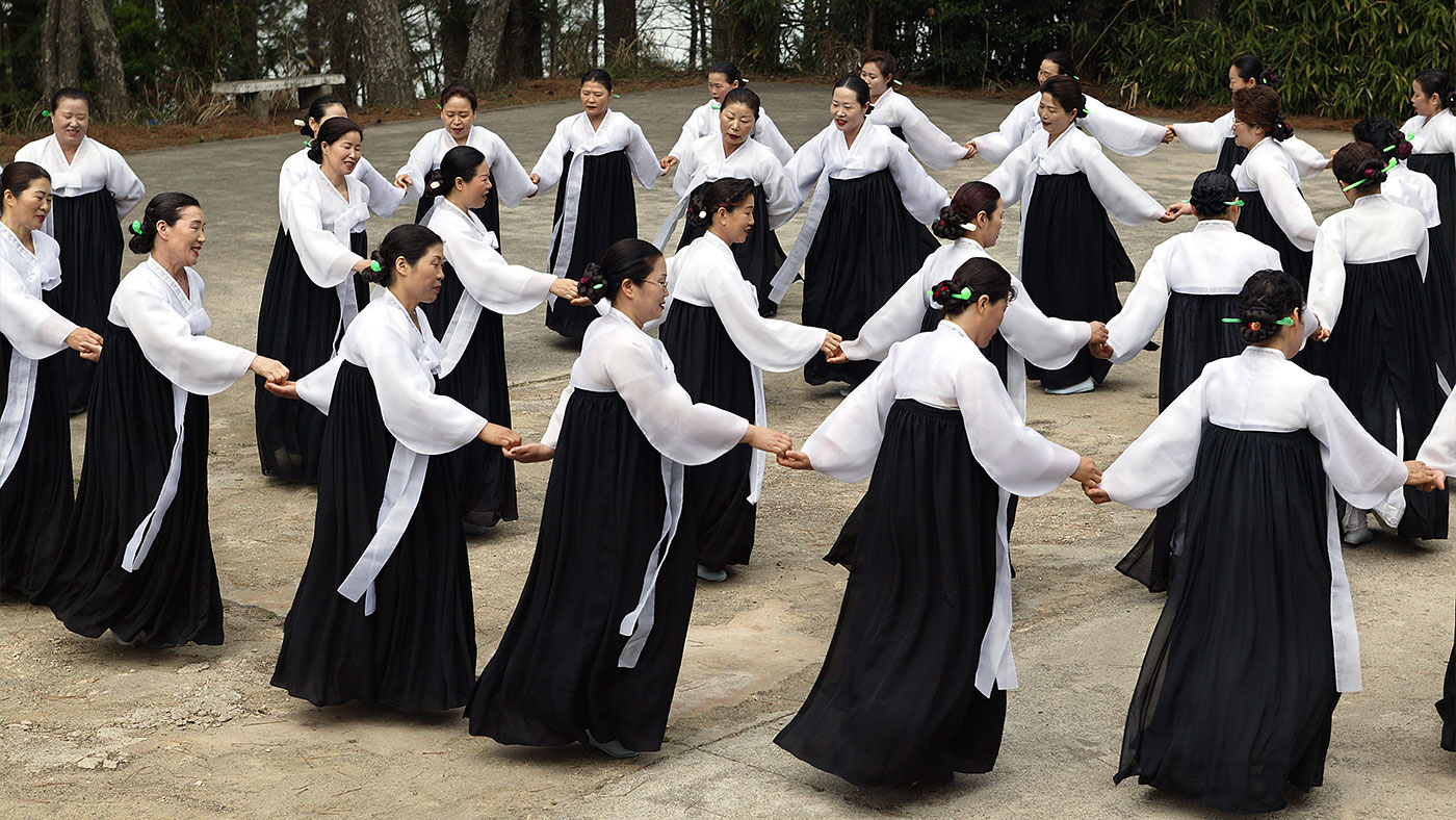 강강술래 (강강술래): 휘둥그런 달빛 아래서, 춤추듯 애환을 풀다
