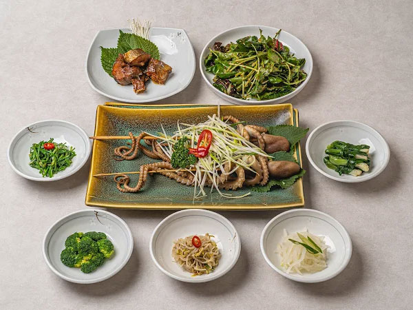 보리굴비정식, 낙지꾸리，홍어삼합 신안촌 경희궁점 대표 음식