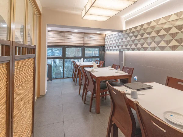 보리굴비정식, 낙지꾸리，홍어삼합 신안촌 경희궁점 내부 인테리어