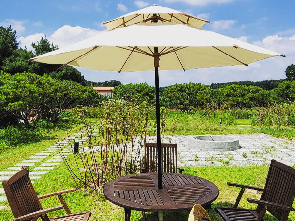 초원 야외 테이블