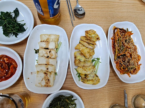 새송도복국 복수육백반 밑반찬