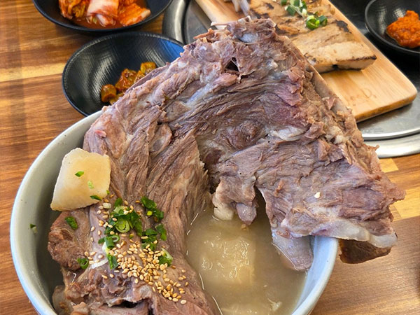 넉둥배기 접짝뼈국