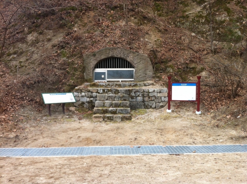 춘천혈거유지 (春川穴居遺址)